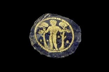 Medaille mit bartloser, kurzhaariger nackter Figur zwischen zwei Bäumen, 3.-4. Jahrhundert n. Chr. (Gold und Glas)